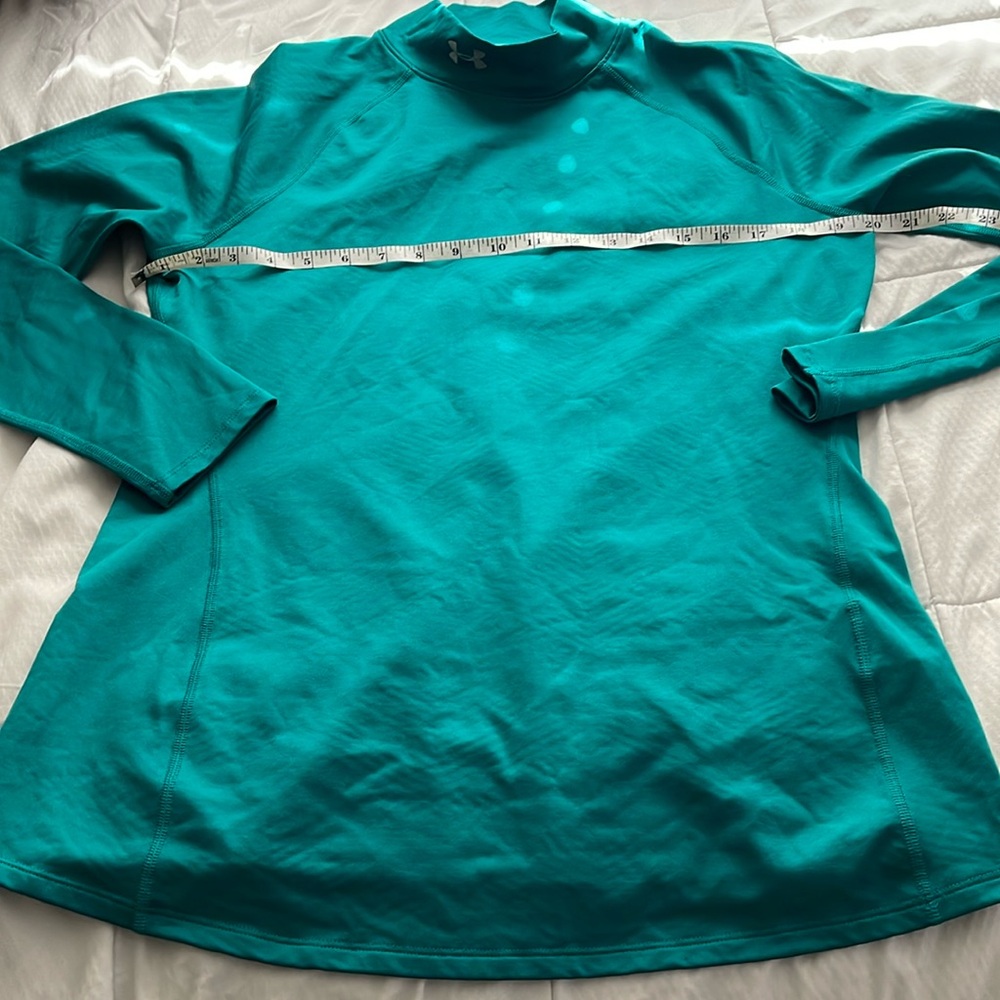 Under armour womens xl cold gear fitted long sleeve.. Never worn. No tags